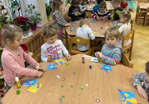 Tworzenie laurek z okazji „Dnia babci i dziadka”