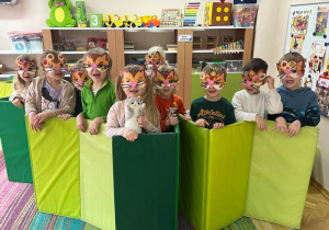 Dzieci w kocich maskach