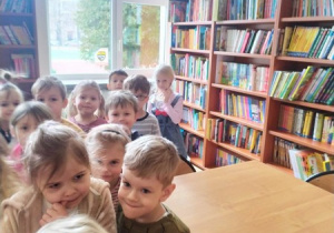 Wizyta dzieci w szkolnej bibliotece