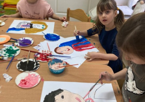 Dzieci wykonują portrety