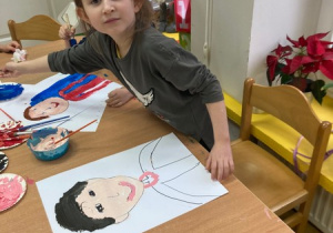 Dziewczynka maluje portret