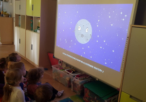 Zajęcia edukacyjne przy tablicy interaktywne