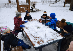 Zamek ze śniegu - zabawy w ogrodzie