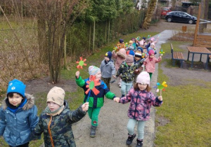 Korowód wokół przedszkola w poszukiwaniu wiosny