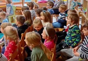 Dzieci oglądają przedstawienie w przedszkolu