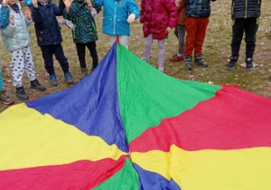 Dzieci uczestniczą w wiosennych zabawach