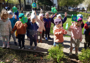 Obserwujemy sadzenie roślin w ogródku kwiatowym