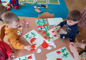 W trakcie pracy nad patriotycznymi tulipanami