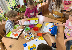 Malowanie zespołowe obrazów według pomysłu dzieci