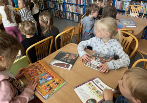 Oglądanie książek w bibliotece