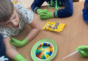Dzieci eksperymentują z cukierkami