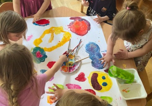 Malowanie farbami według pomysłu dzieci