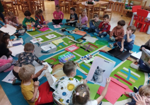 Segregowanie prac plastycznych i wkładanie je do teczek przez dzieci cz2