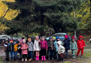 Pozowanie w ogrodzie przedszkolnym