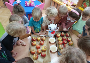 Układanie jabłek do pieczenia