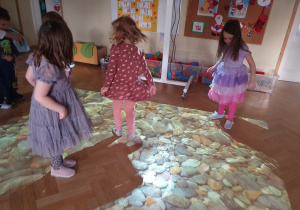 Zabawy dziewczynek na magicznym dywanie