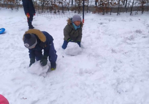 Lepienie bałwanka w ogrodzie