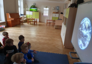 Dzieci oglądają film edukacyjny o kosmosie