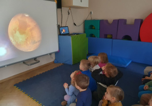 Dzieci oglądają film edukacyjny o kosmosie 2