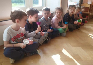 Dzieci uczą się grać gamé na różnych instrumentach