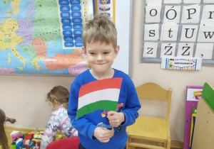 Dzieci uczą się języka węgierskiego - robimy flagę