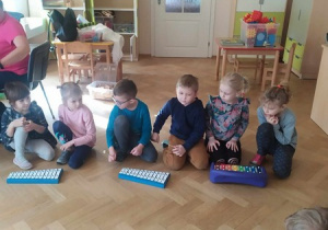 Dzieci uczą się grać gamę