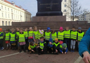 Dzieci pod pomnikiem Mikołaja Kopernika