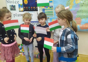 Dzieci prezentują flagi Węgier