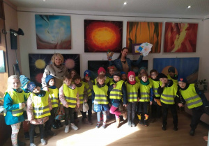 Dzieci z grupy IV Sójki uczestniczą w spotkaniu z malarką w galerii malarstwa abstrakcyjnego i portretowego