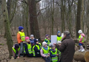 Dzieci uczestniczą w lekcji przyrodniczej w Lesie Bielańskim cz.3