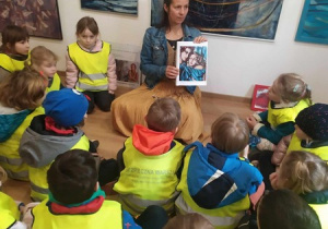 Dzieci z grupy IV Sójki uczestniczą w spotkaniu z malarką w galerii malarstwa abstrakcyjnego i portretowego