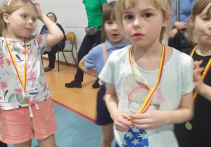 Dzieci prezentują medale z Olimpiady Sportowej cz.2