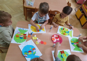 Rybki z koła - zajęcia plastyczne wg metody Edukacja przez Ruch