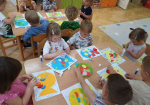Rybki z koła - zajęcia plastyczne wg metody Edukacja przez Ruch