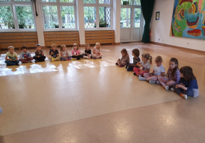 Zajęcia muzyczno - ruchowe w MDKu - gra na instrumentach