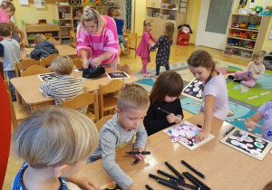 Zajęcia twórcze z mamą Janki - tworzenie kreatywnego obrazu cz 2