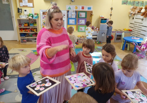Zajęcia twórcze z mamą Janki - tworzenie kreatywnego obrazu cz 3