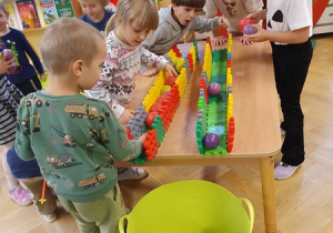 Gra w mini bilard - zabawa zręcznościowa z piłeczkami