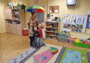 Jesiene zabawy z parasolem na zajęciach j. angielskiego