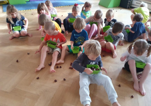 Realizacja projektu W zdrowym ciele zdrowy duch -zabawy sensoryczne z kasztanami