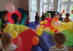 Realizacja projektu W zdrowym ciele zdrowy duch -zabawy z balonami na chuście