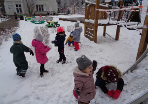 Radosne zabawy na śniegu