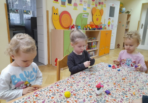 Poranne zabawy z plasteliną - usprawnianie paluszków