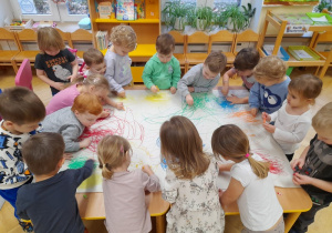 Praca grupowa z wykorzystaniem elementów metody "Edukacji przez ruch" D. Dziamskiej