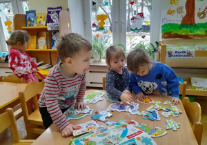 Wspólne układanie puzzli - uczymy się dzielenia