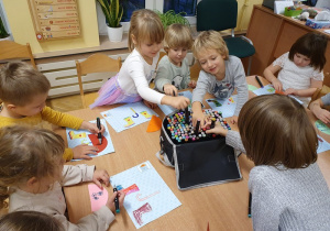 Zajęcia grafomotoryczne - wykorzystujemy bogatą gamę kolorów