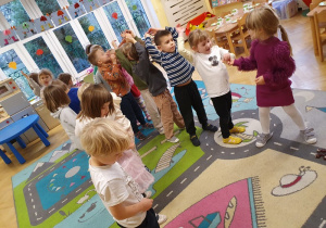 Zajęcia z programu "W zdrowym ciele zdrowy duch" - podajemy kasztany