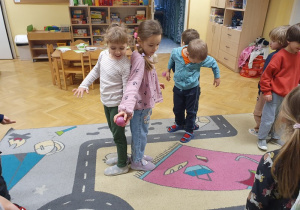 Zajęcia z programu "W zdrowym ciele zdrowy duch" - zabawy z piłkami cz 2