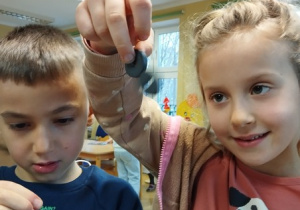Badamy przyciąganie magnesu