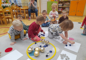 Klasyfikowanie ozdób świątecznych ze względu na różnice i podobieństwa